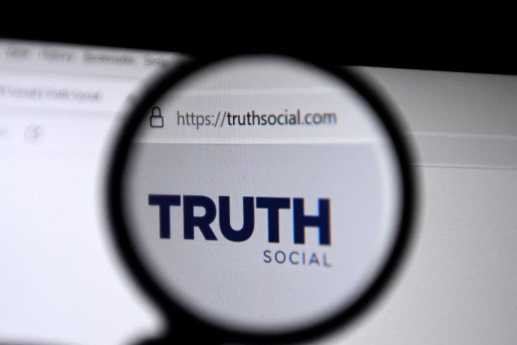 Una foto tomada el 22 de octubre de 2021 muestra el logotipo de 'Truth Social' en la pantalla de un ordenador portátil en Moscú.