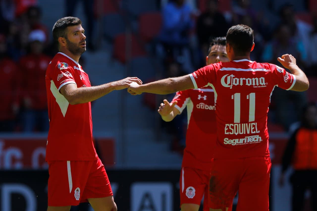 Quedaba tiempo para algo más y al 90'+3 el argentino Emmanuel Gigliotti (izquierda) se encargó de dejar sin opciones al Veracruz al anotar el 3-1 definitivo.