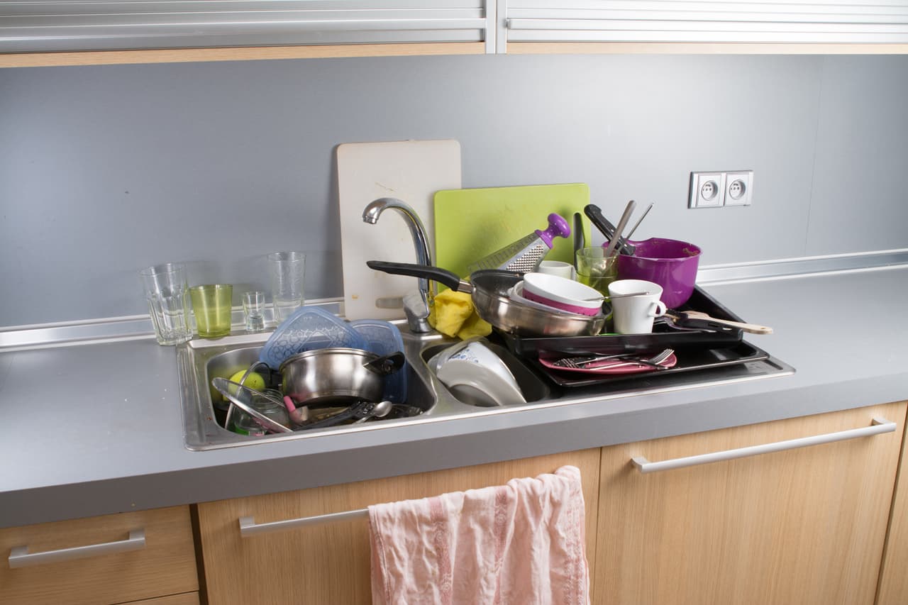 Limpia en cuanto ensucies. Cuando acabes de desayunar, comer o cenar, debes adquirir el hábito de limpiar lo que has usado y no dejar que los trastes de varias comidas se apilen en el fregadero.