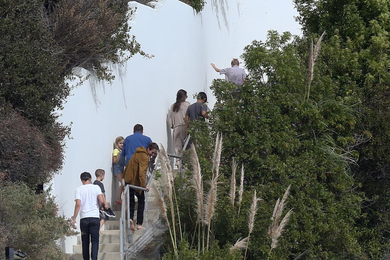 Se mantuvo cerca de ella para ayudarla a subir las escaleras.