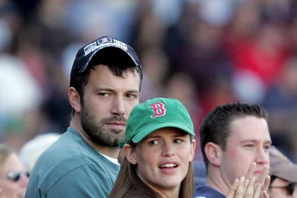 Jennifer Garner tenía cuatro meses de embarazo cuando se dieron el 'sí' en una romántica boda frente al mar. En diciembre de ese año 
<b>recibieron a su primera hija Violet Anne Affleck</b>.