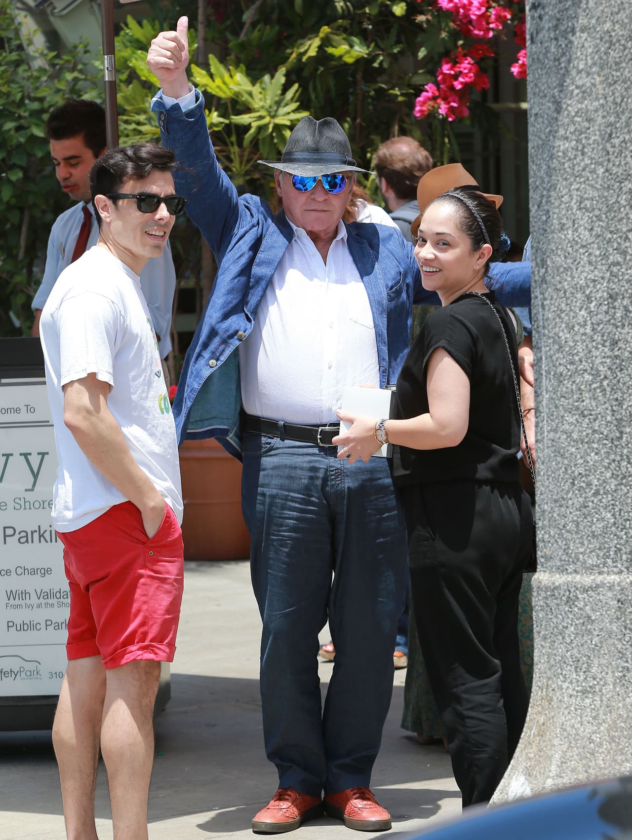 Sin inhibiciones Anthony Hopkins saludó a las cámaras.