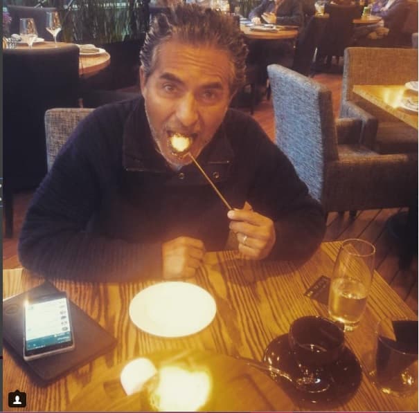 <b>Raúl Araiza, </b>conductor del matutino 'Hoy', se ha unido a la moda de lucir una cabellera más larga y canosa. Para el programa se peina relamido, sin embargo, en su vida diaria deja la goma y trae el cabello al natural, en ocasiones hasta con pequeñas diademas.