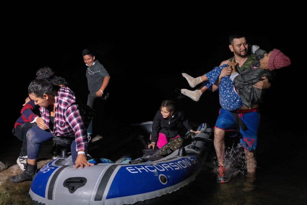 <b>Honduras.</b> Una mujer hondureña de 93 años, Trinidad Tabora, es cargada por otro migrante desde una balsa en el Río Grande hasta la orilla de Estados Unidos, en Roma, Texas, en abril de 2021. En los últimos tres años, 
<b>la cifra de personas procedentes de este país ha encabezado las solicitudes de refugio en México.</b> Una vez que sus peticiones de asilo son negadas en Estados Unidos, muchos deciden quedarse en el país vecino y pedir ese beneficio migratorio. 
<a href="https://www.gob.mx/cms/uploads/attachment/file/643919/CIERRE_Mayo-2021__1-Junio-2021_.pdf" target="_blank">Las cifras</a> de la Comisión Mexicana de Ayuda a Refugiados (Comar) muestran que en 2019 casi la mitad de las solicitudes de refugio en México venían de Honduras (30,104 de las 70,418). La tendencia se mantiene para 2021.
<b> En lo que va de año, de 41,195 peticiones totales, 19,033 fueron hechas por hondureños.</b> Según datos de Comar, los hondureños encabezan la lista de refugios otorgados en México así como de protecciones complementarias: de las más de 31,000 solicitudes, 23,447 fueron reconocidas.