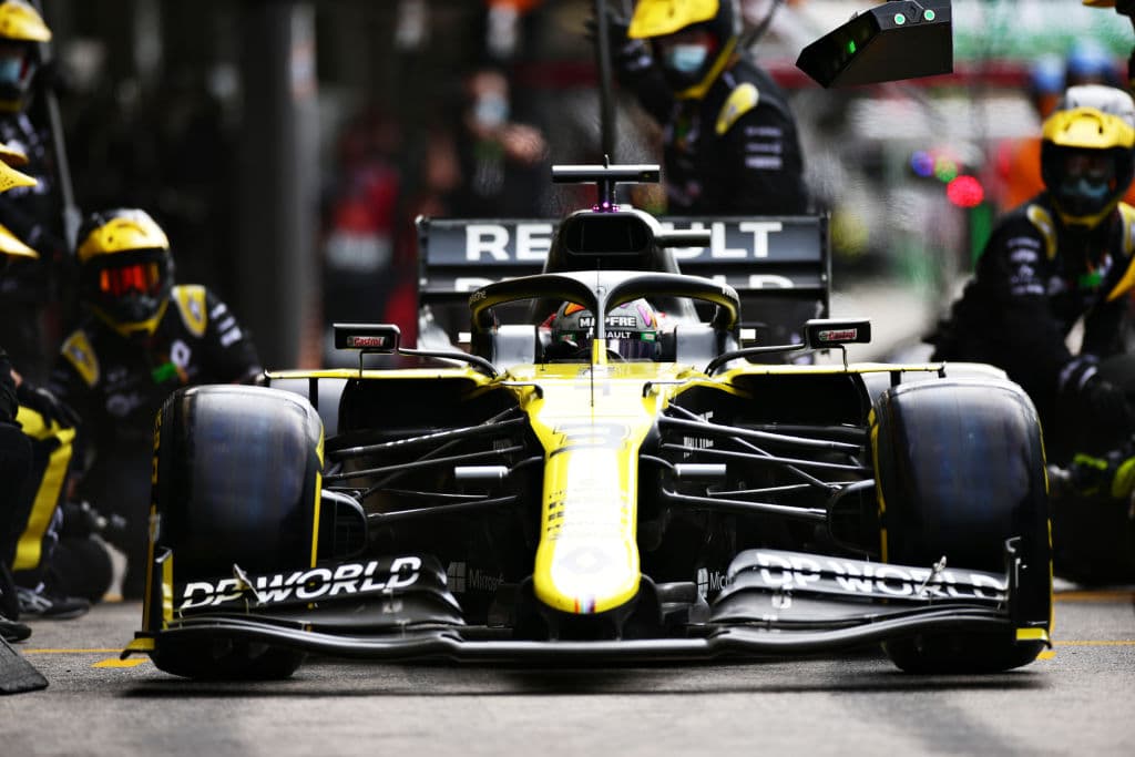 Lewis Hamilton lo hace de nuevo y rompe récord mundial con 92 carreras ganadas en la Formula 1. Se le unen al podio Valtieri Bottas y Max Verstappen. Muy buenas carreras de Charles Leclerc y del mexicano Sergio Pérez, pero la lluvia fue factor importante en este Gran Premio de Portugal.