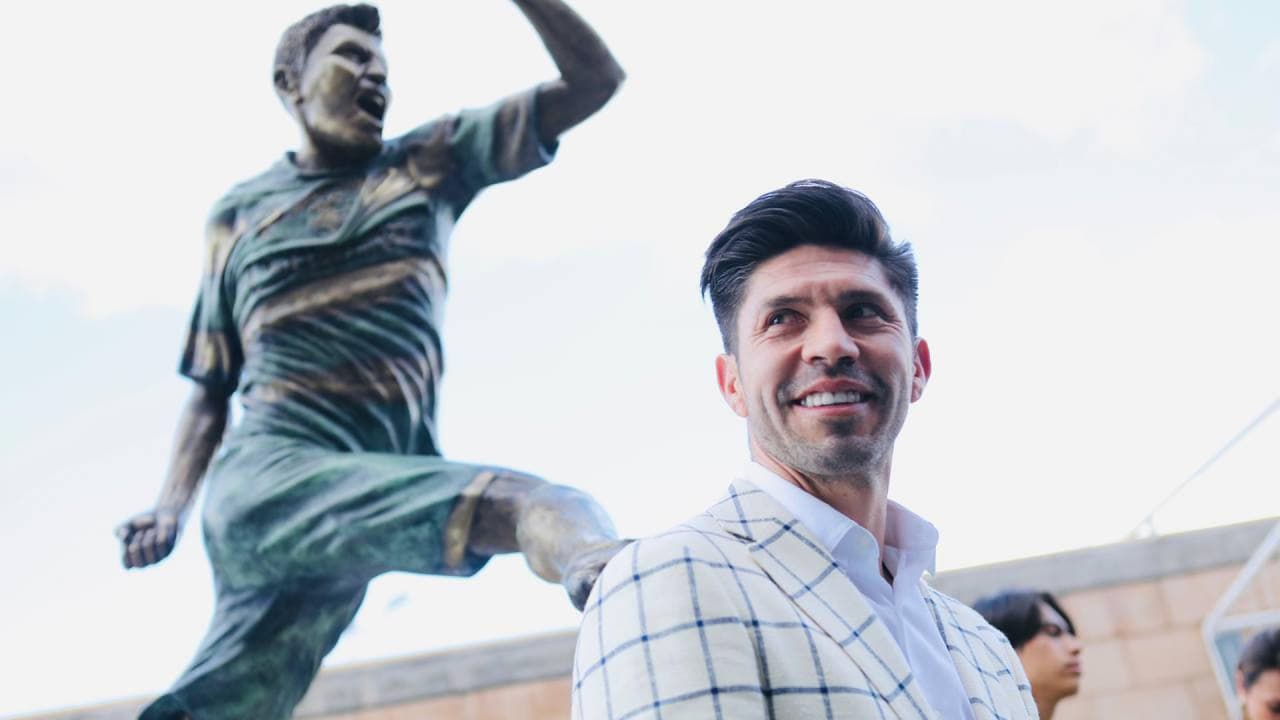 ¡Día de fiesta! Entre lágrimas Oribe Peralta develó su estatua en Torreón