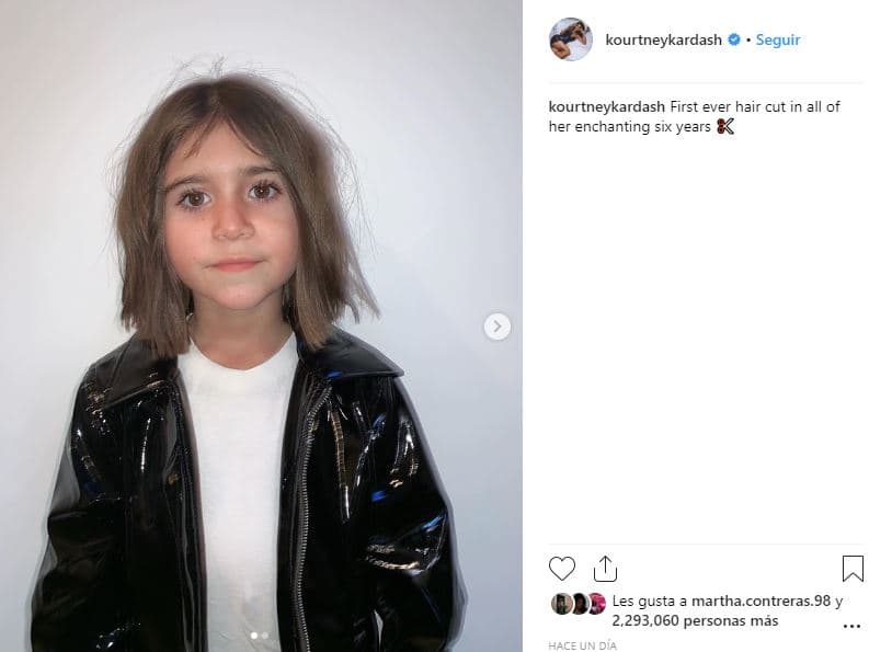 “Su primer corte de cabello en todos sus encantadores seis años”, escribió la mujer de 39 años al lado de la imagen.
<br>