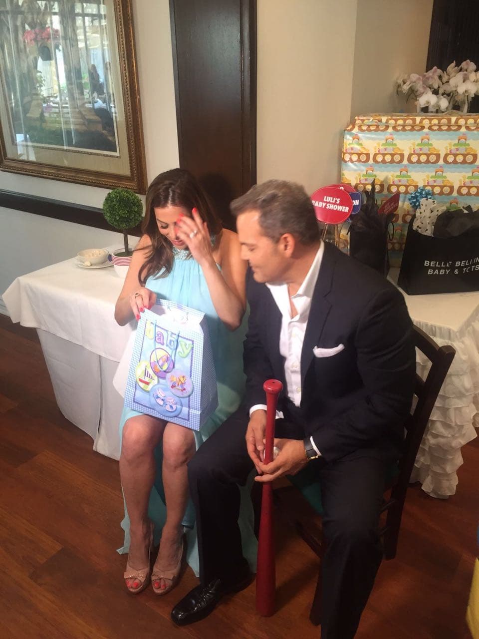 Lourdes abrió sus regalos con mucha ilusión.