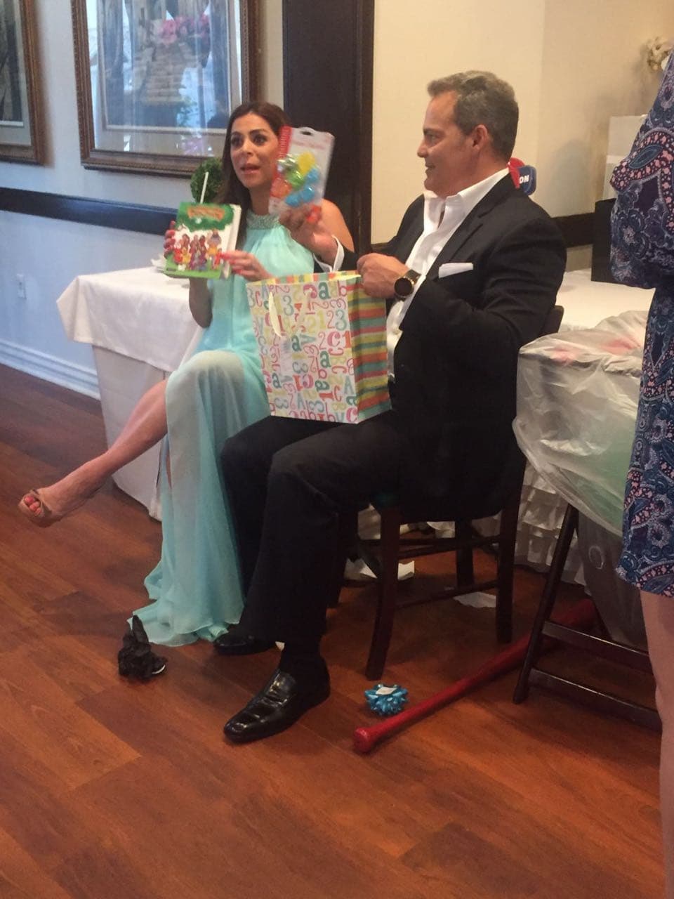 Lourdes enseñó todos los regalos que le llevaron.