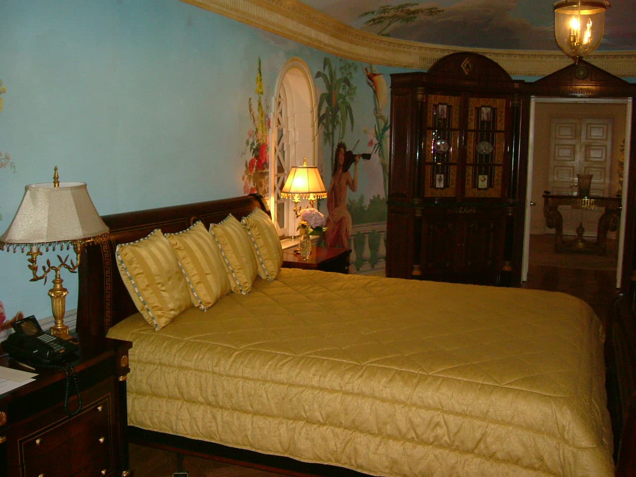 Tras su muerte la propiedad fue puesta en venta varias veces y es actualmente un hotel y se llama The Villa, Casa Casuarina.