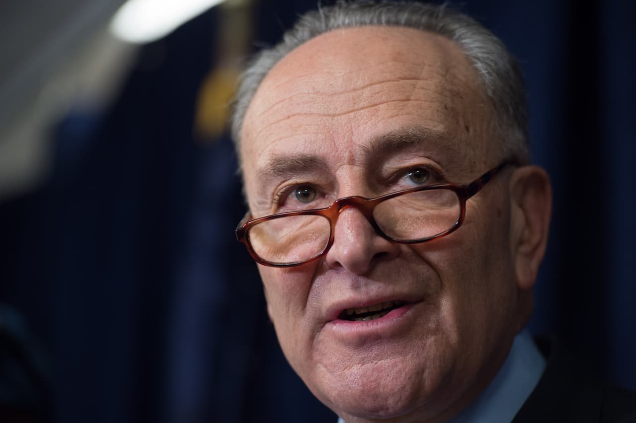 Schumer añadió: "Le decimos al pueblo estadounidense que
<a href="https://www.univision.com/local/nueva-york-wxtv/la-ayuda-esta-en-camino-schumer-promete-cheques-de-estimulo-de-2-000-dolares-fotos">la ayuda está en camino</a>" .