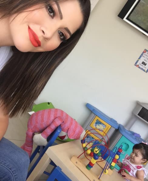 Ana Patricia: "En revisión medica antes de un viaje largo. Primero su seguridad." (Junio 27, 2016)