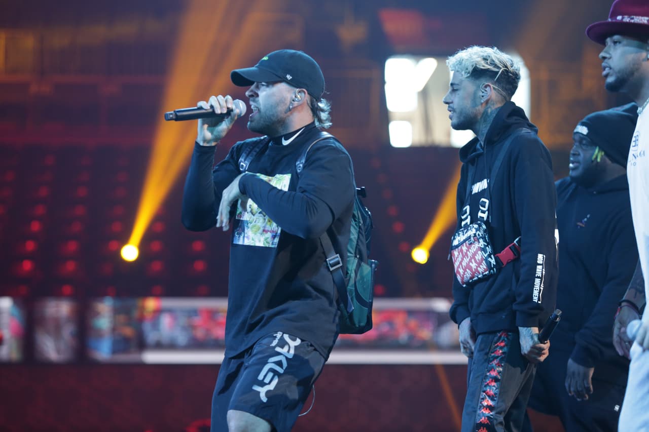 Feid arribó a los ensayos usando pantalones cortos. Vamos, llegó hasta con mochila.