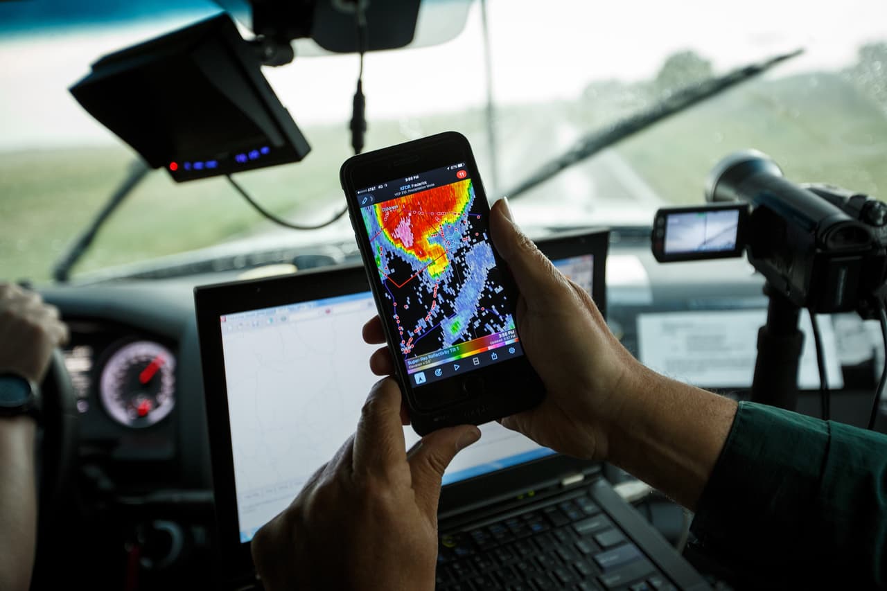 La potencia de los vientos del huracán Helene sería destructiva y podría dar paso a tornados, tanto en Florida como en Georgia. Para salir con vida, al igual que tus seres amados, sigue estas recomendaciones:
<br>
<br>
<b>1. Manténte informado de cómo avanza el huracán sobre tu área.</b> Sigue 
<b><a href="https://www.univision.com/local/atlanta-wuvg/alertas" target="_blank">el sistema de alertas que se actualiza 24/7 de Univision. </a></b>
<br>
<br>
<b>Identifica las diferencias entre un aviso de tornado (tornado watch), </b>que significa que las condiciones climáticas son favorables para el desarrollo de tornados 
<b>y una advertencia de tornado (tornado warning) </b>que significa que se está produciendo un tornado o se espera que se desarrolle en breve en su área y que debe refugiarse de inmediato.