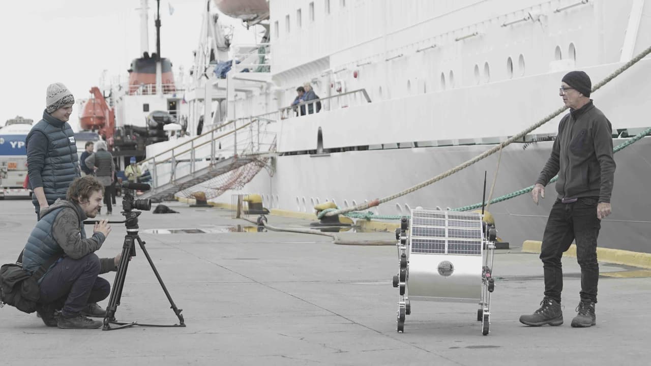 El artista ya ha participado en varias expediciones a la Antártida, un lugar que, dice, la gente “quiere conocer, pero no tiene deseos de permanecer allí”.
<br>Estas fotografías fueron hechas por Nico Muñoz, cineasta de Omtv.media.
