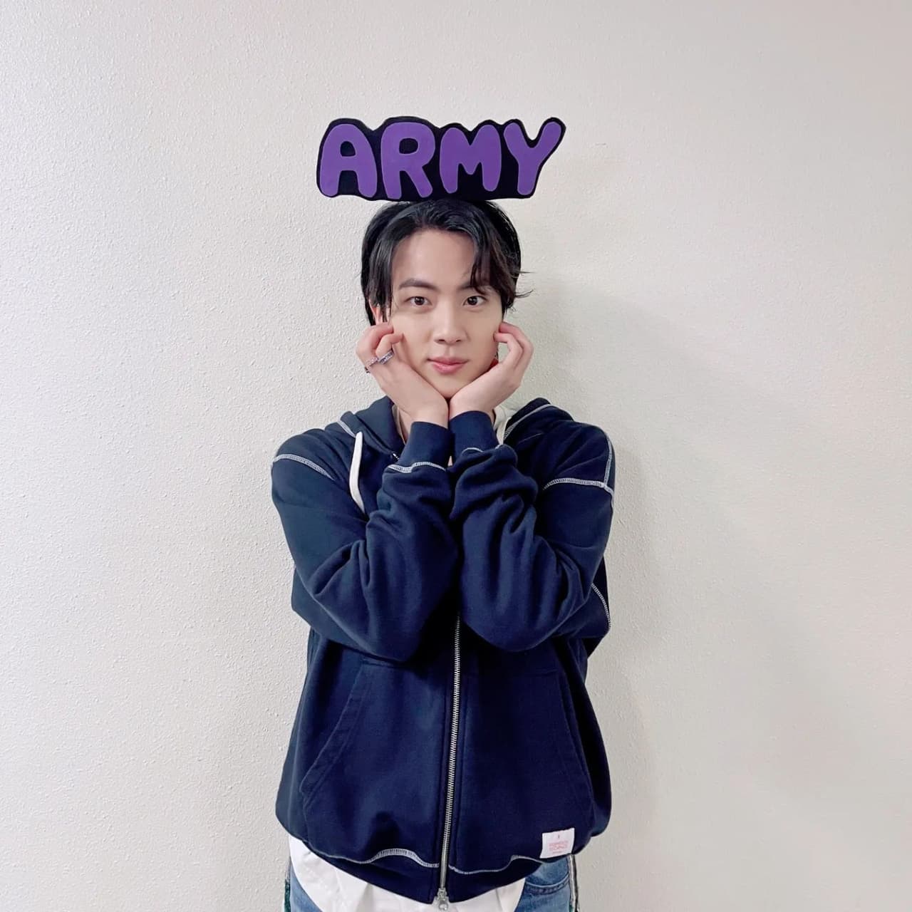 El mayor de todo BTS es Jin, y su nombre real es Kim Seokjin. Cuando ingresó al grupo, decidió usar el final de su nombre como abreviación, que en español significa “gran tesoro”.