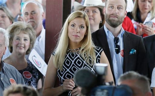 <b>Beth Van Duyne</b>, una de las dos mujeres republicanas en representar a Texas en la Cámara de Representantes por distrito 24 (Irving), calificó el proceso de destitución como un "circo para las cámaras" sin aludir al asalto al Capitolio ocurrido el pasado 6 de enero ni a las cinco víctimas mortales por el intento de insurrección cometido por seguidores de Donald Trump. "Debería de estar ayudando a las familias de mi comunidad", dijo.