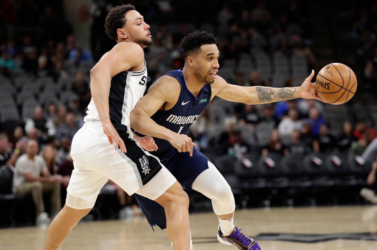 ARCHIVO - En imagen de archivo del 10 de marzo de 2020, el base Courtney Lee (1), de los Mavericks de Dallas, intenta dejar atrás a Bryn Forbes, de los Spurs de San Antonio, en un partido en San Antonio. (AP Foto/Eric Gay, archivo)