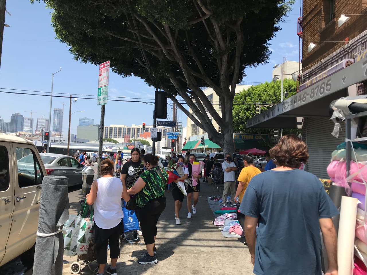 El tráfico y cientos de peatones también fueron indicadores de la reactivación del distrito.