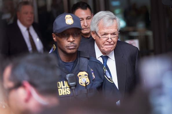 Ex presidente de la Cámara Hastert se declarará culpable de haber violado leyes bancarias