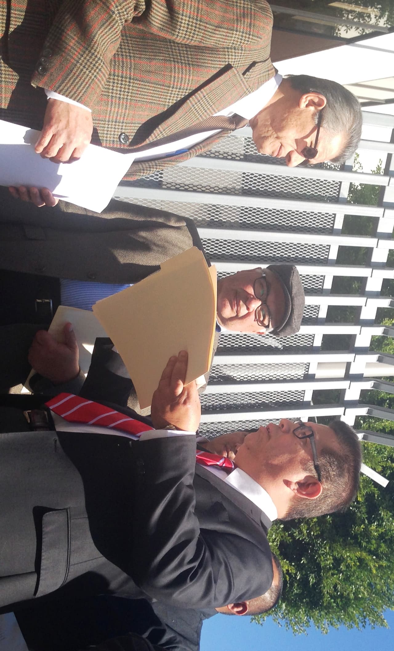 Activistas entregan petición al cónsul de asuntos políticos Mario Pérez.