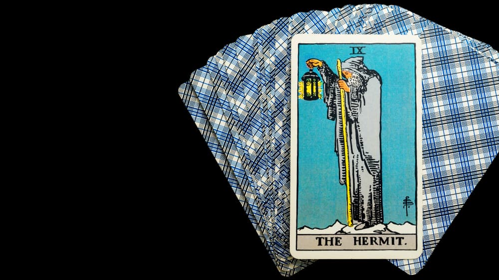 También no es necesario que estés solo, puede ser que estés rodeado de gente y aún así, puedes hacer ese examen de conciencia. Es una 'soledad' en el sentido de que sólo tú puedes encontrar las soluciones o esas respuestas que tanto anhelas y necesitas.