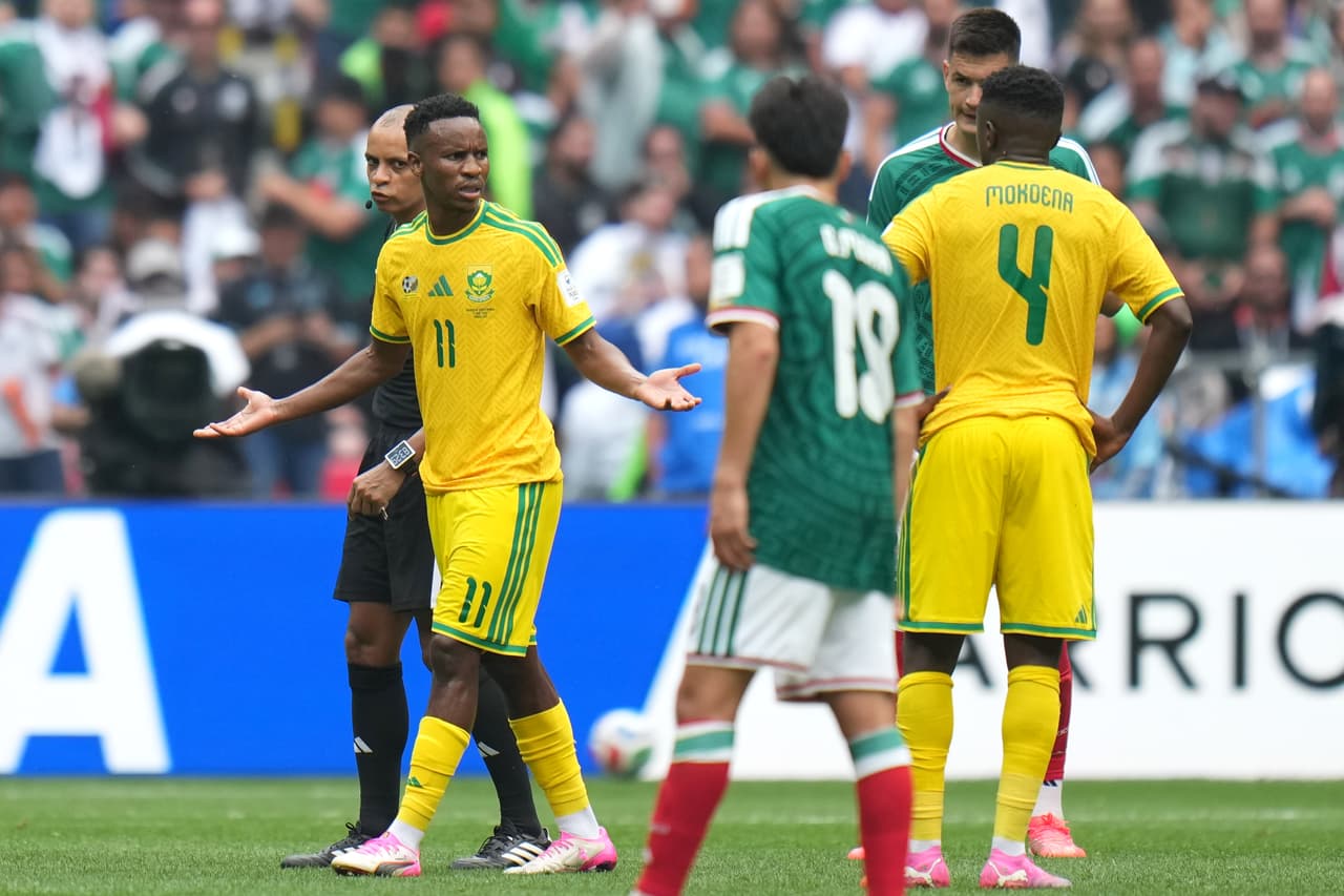El sudafricano Themba Zwan (izquierda) reacciona durante la segunda parte del partido de fútbol del Grupo A de la Copa del Mundo entre México y Sudáfrica, en Ciudad de México.