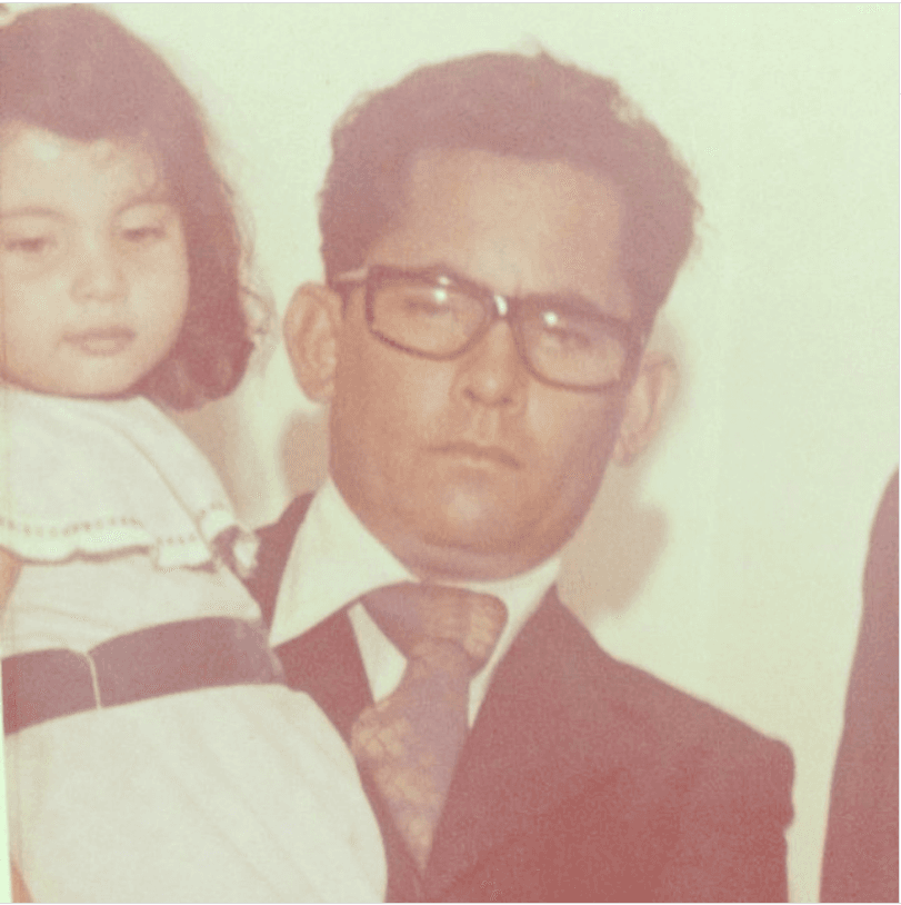 “Gané (el certamen), pero ese día mi padre murió. Mi familia no me quiso decir nada para no arruinarme el momento. Me enteré al volver a casa. Ya lo habían enterrado. ¡Fue terrible! En mí se quedó pendiente esa despedida. Se había divorciado de mi madre, pero estábamos muy unidos”, relató a Vanity Fair.