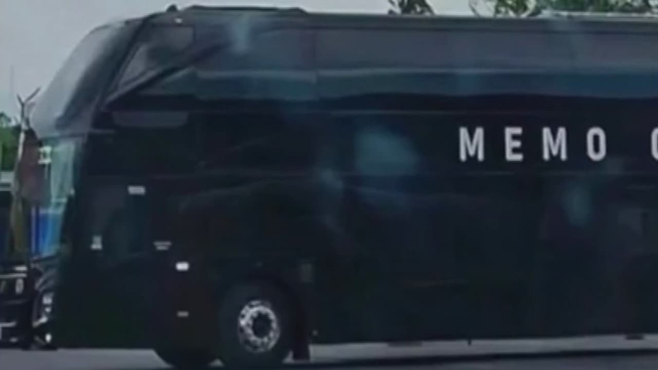 Atacan a disparos autobús de exvocalista de La Adictiva en una autopista de México
