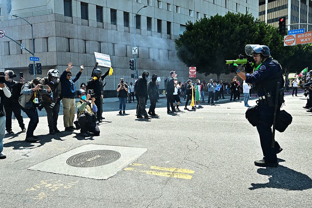 Temprano en el día, agentes federales chocaron con manifestantes a las afueras del Centro Metropolitano de Detención, en el edificio federal Edward R. Roybal, en Los Ángeles.