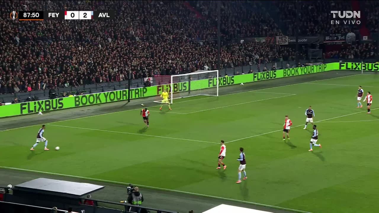 ¡TIRO ATAJADO! disparo por Cyle Larin.