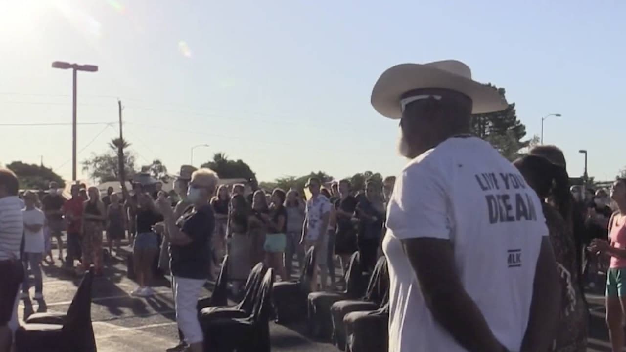 “De eso se trata, que nos unamos todos”, líderes religiosos y policías se reúnen para orar por la paz