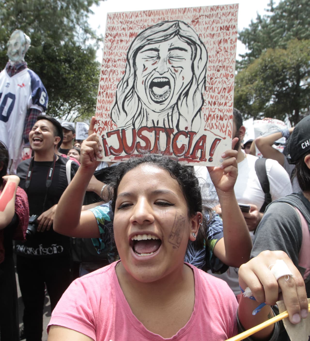 Las manifestaciones estudiantiles están ocurriendo a pocos días del aniversario de la matanza de Tlatelolco, ocurrida el 2 de octubre de 1968. En aquel momento cientos de ciudadanos, en su mayoría estudiantes, perdieron la vida al enfrentarse con fuerzas policiales en la ciudad de México.