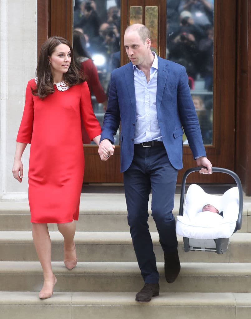 Siete horas después de que 
<a href="https://www.univision.com/noticias/edicion-digital/celebracion-en-inglaterra-por-el-nacimiento-del-tercer-hijo-del-principe-guillermo-y-kate-middleton-video">Kate Middleton diera a luz</a>, salió de la mano de su esposo el príncipe 
<a href="https://www.univision.com/entretenimiento/celebridades/de-apuesto-joven-de-la-realeza-a-padre-de-tres-hijos-asi-ha-cambiado-el-principe-william-fotos">William</a> para presentar oficialmente a su tercer hijo, del que se desconoce el nombre.