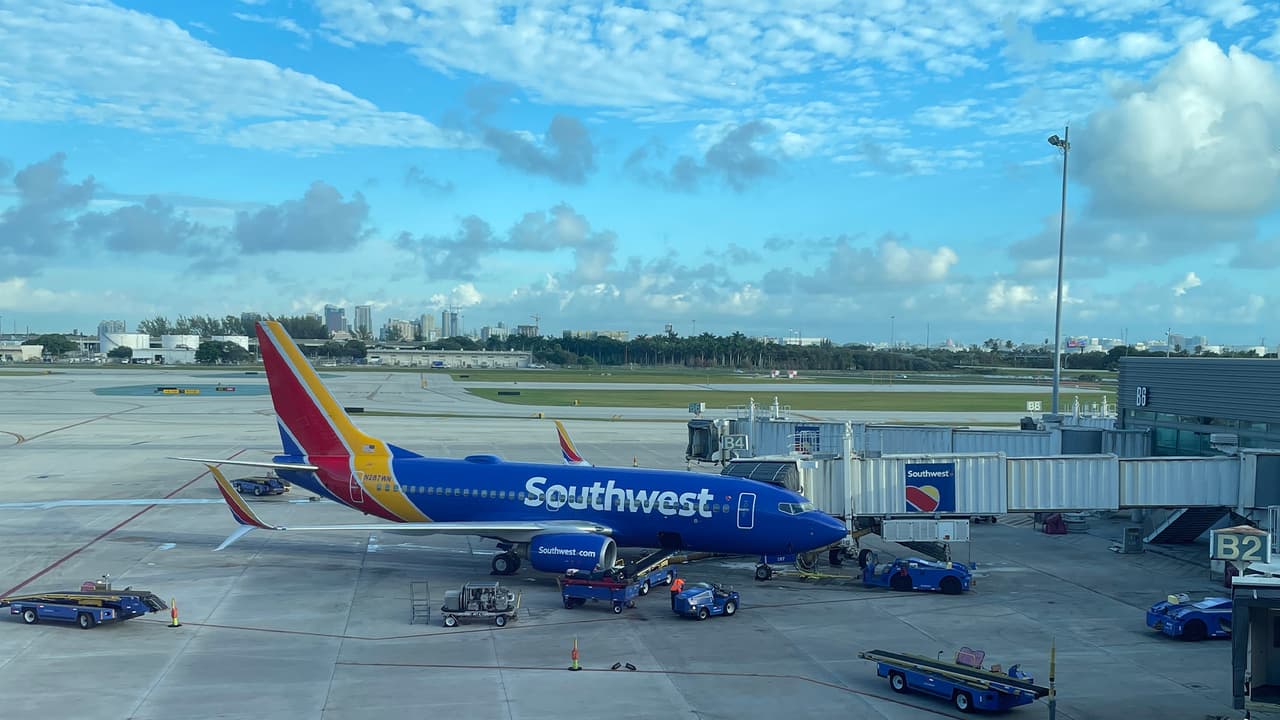 Las tarifas de transporte y hospedaje usualmente son mucho más caras durante las temporadas altas como en los meses de julio, agosto y durante las fiestas decembrinas.