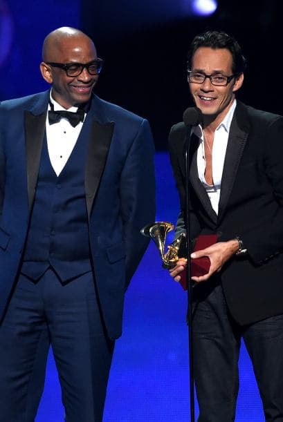 Marc Anthony ganó como Mejor Álbum Salsa. Subió al escenario con Sergio George para recoger su premio.