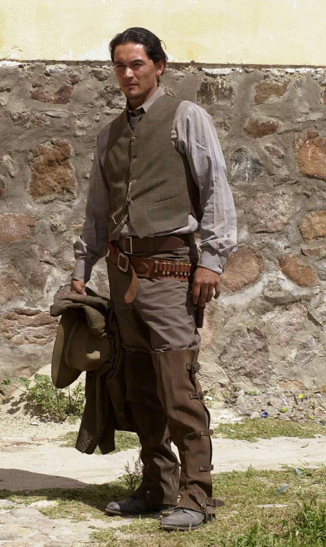 Se trata del actor y escritor
<b> Jorge Jiménez</b>, quien 
<b><a href="https://www.reforma.com/mostrara-a-saritas-villanas/ar1790347?idorigen=1" target="_blank">en entrevista con el diario mexicano Reforma</a></b>, reveló que ya trabaja en la película biográfica del 'Príncipe de la canción', la cual ha llamado 
<b>'Mr. Sold Out: José José'</b>.