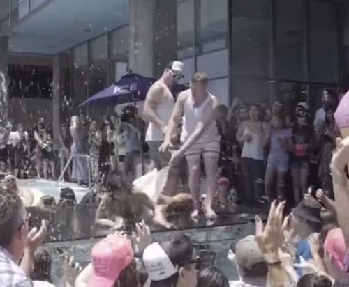 Los cientos de fans que andaban por ahí tomaron foto y video del momento en que Demi cayó al piso.