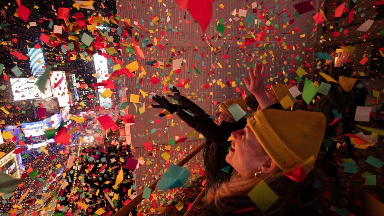 La clásica celebración de año nuevo en Times Square transcurrió en un ambiente festivo y sin mayores incidentes. Mira las imágenes de la celebración.