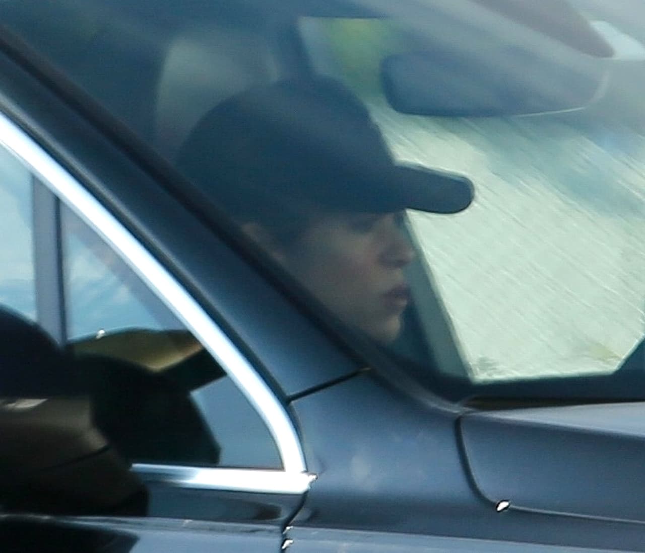 Es la vez que públicamente más triste ha lucido la cantante, quien por orden médica no puede cantar hasta que sus cuerdas vocales sanen.