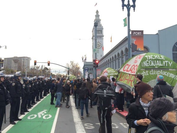 Los manifestantes montaron un campamento de indigentes cerca de “Super Bowl City”, el principal evento con motivo del Supertazón, para atraer atención a las necesidades de la comunidad indigente que vive en la ciudad.
