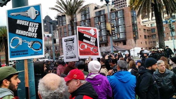 Los manifestantes montaron un campamento de indigentes cerca de “Super Bowl City”, el principal evento con motivo del Supertazón, para atraer atención a las necesidades de la comunidad indigente que vive en la ciudad.