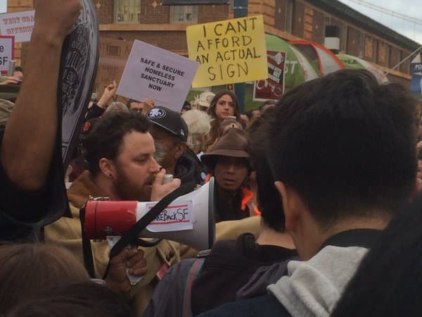 Los manifestantes montaron un campamento de indigentes cerca de “Super Bowl City”, el principal evento con motivo del Supertazón, para atraer atención a las necesidades de la comunidad indigente que vive en la ciudad.