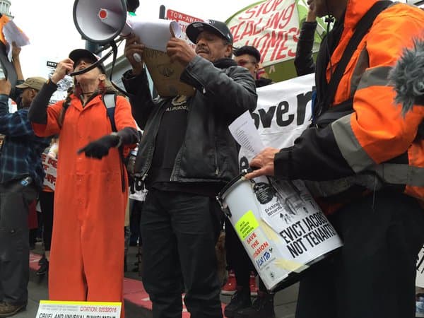 Los manifestantes montaron un campamento de indigentes cerca de “Super Bowl City”, el principal evento con motivo del Supertazón, para atraer atención a las necesidades de la comunidad indigente que vive en la ciudad.