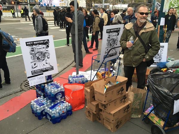 Los manifestantes montaron un campamento de indigentes cerca de “Super Bowl City”, el principal evento con motivo del Supertazón, para atraer atención a las necesidades de la comunidad indigente que vive en la ciudad.
