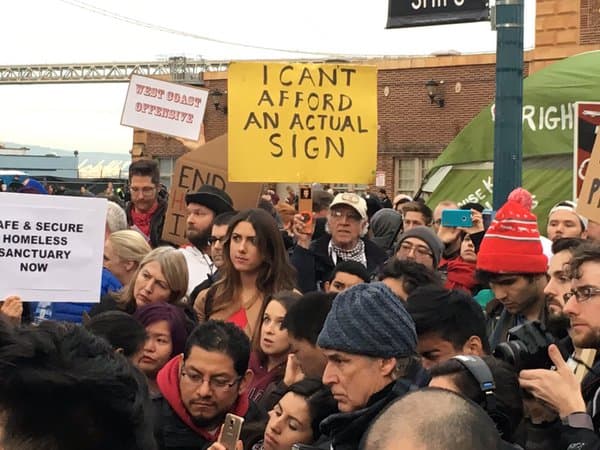Los manifestantes montaron un campamento de indigentes cerca de “Super Bowl City”, el principal evento con motivo del Supertazón, para atraer atención a las necesidades de la comunidad indigente que vive en la ciudad.