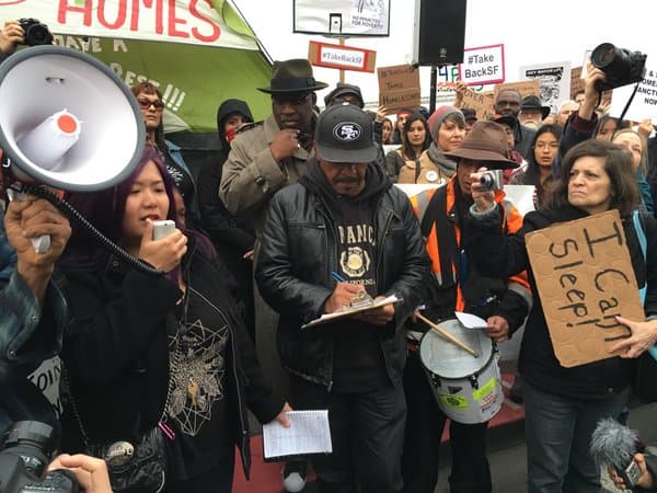 Los manifestantes montaron un campamento de indigentes cerca de “Super Bowl City”, el principal evento con motivo del Supertazón, para atraer atención a las necesidades de la comunidad indigente que vive en la ciudad.