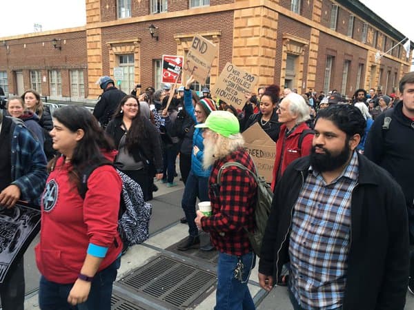 Los manifestantes montaron un campamento de indigentes cerca de “Super Bowl City”, el principal evento con motivo del Supertazón, para atraer atención a las necesidades de la comunidad indigente que vive en la ciudad.