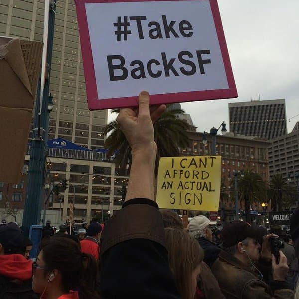 Los manifestantes montaron un campamento de indigentes cerca de “Super Bowl City”, el principal evento con motivo del Supertazón, para atraer atención a las necesidades de la comunidad indigente que vive en la ciudad.
