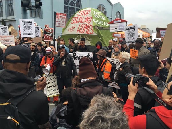 Los manifestantes montaron un campamento de indigentes cerca de “Super Bowl City”, el principal evento con motivo del Supertazón, para atraer atención a las necesidades de la comunidad indigente que vive en la ciudad.
